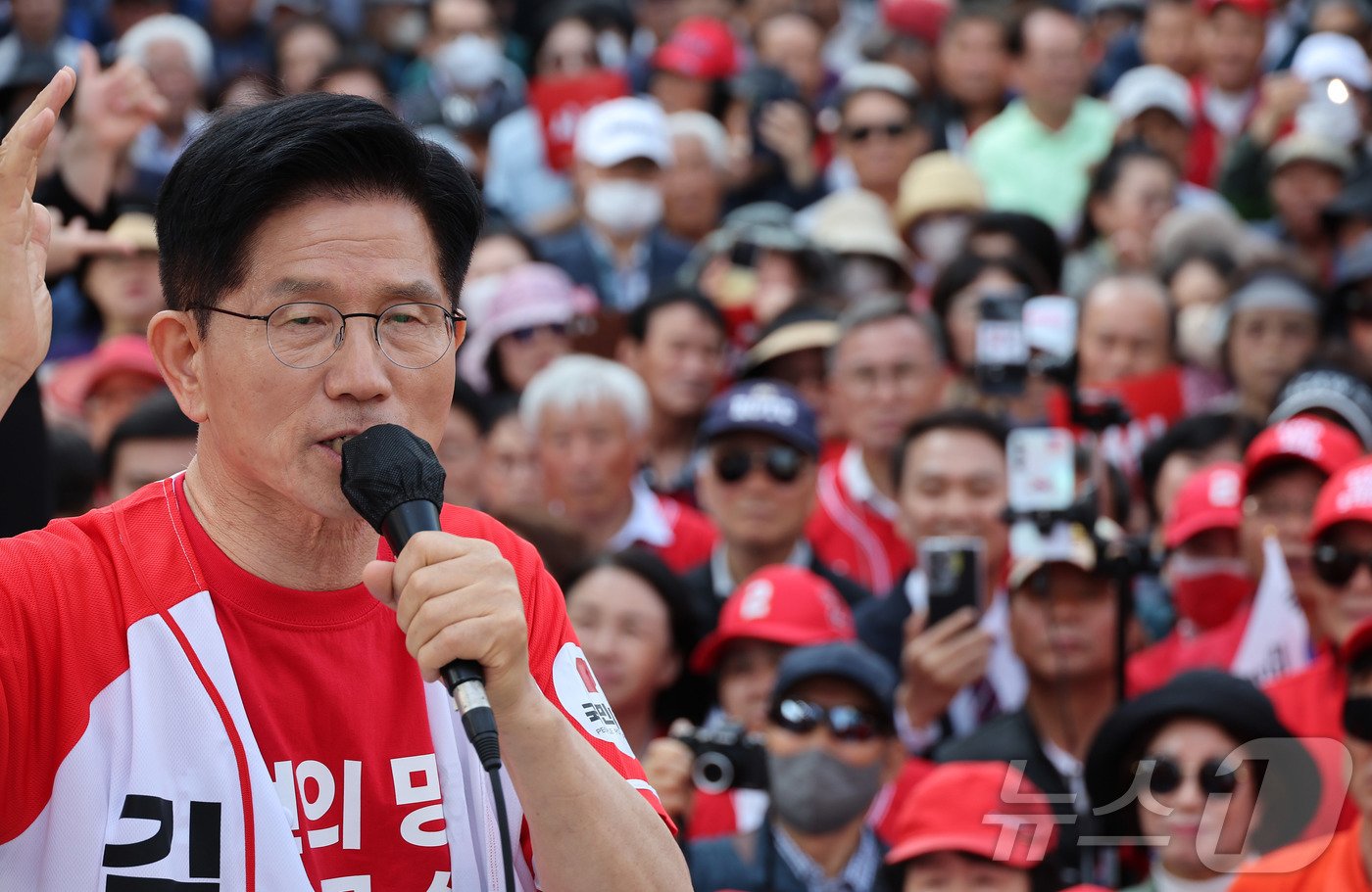 (서산=뉴스1) 김민지 기자 = 김문수 국민의힘 대통령 후보가 25일 오후 충남 서산시 중앙통 로데오거리에서 집중유세를 하고 있다. (공동취재) 2025.5.25/뉴스1