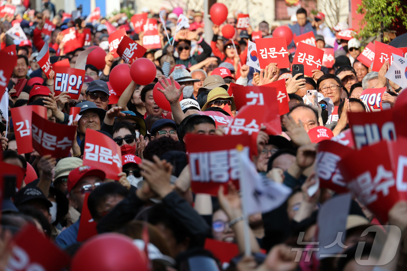 (서산=뉴스1) 김민지 기자 = 김문수 국민의힘 대통령 후보가 25일 오후 충남 서산시 중앙통 로데오거리에서 집중유세를 하고 있는 가운데 지지자들이 환호하고 있다. (공동취재) 2 …