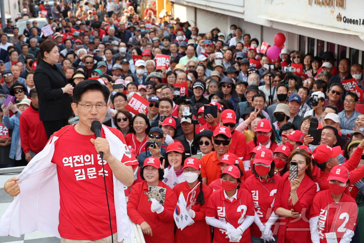 (서산=뉴스1) 김민지 기자 = 김문수 국민의힘 대통령 후보가 25일 오후 충남 서산시 중앙통 로데오거리에서 집중유세를 하고 있다. (공동취재) 2025.5.25/뉴스1