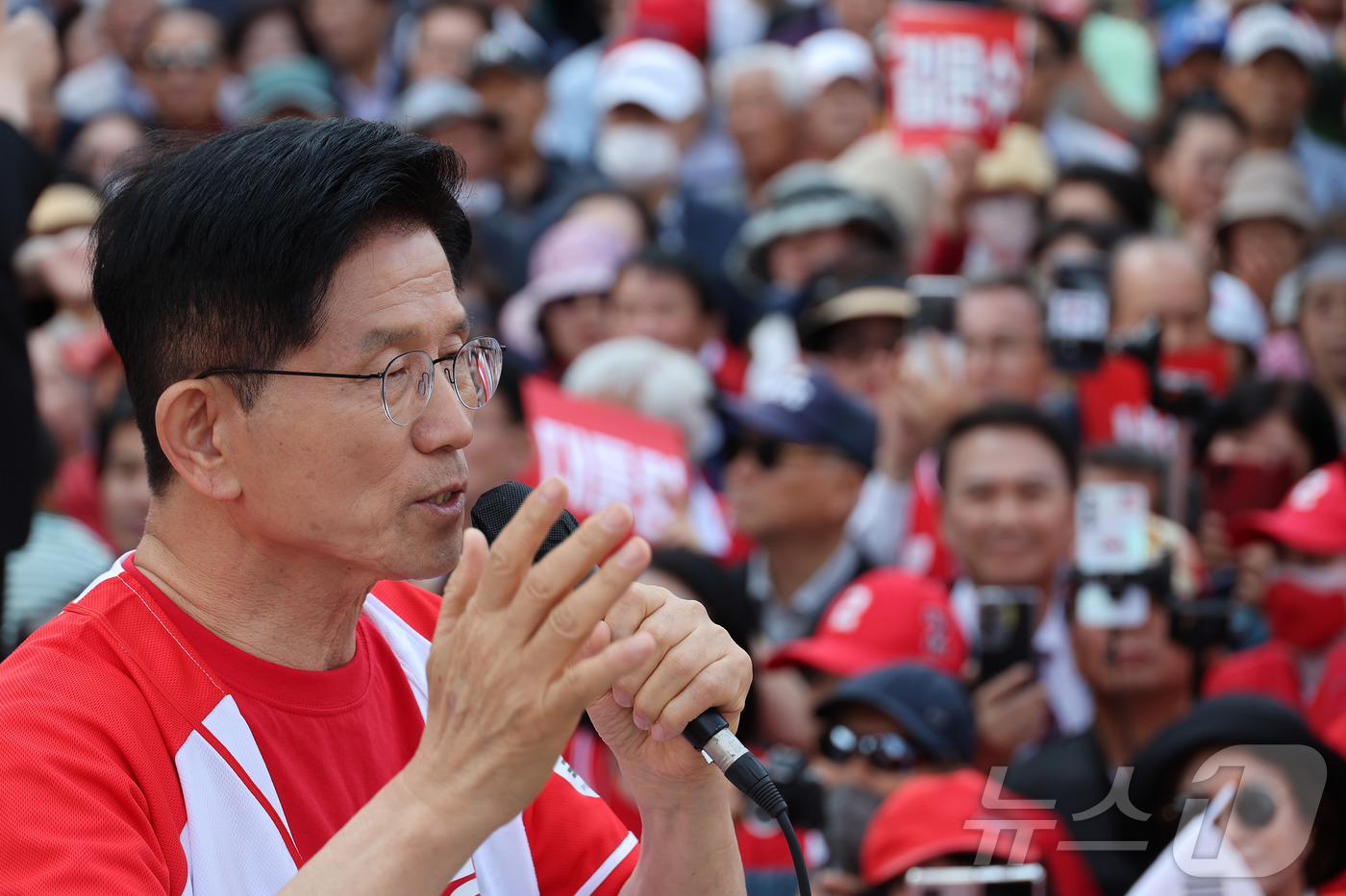 (서산=뉴스1) 김민지 기자 = 김문수 국민의힘 대통령 후보가 25일 오후 충남 서산시 중앙통 로데오거리에서 집중유세를 하고 있다. (공동취재) 2025.5.25/뉴스1