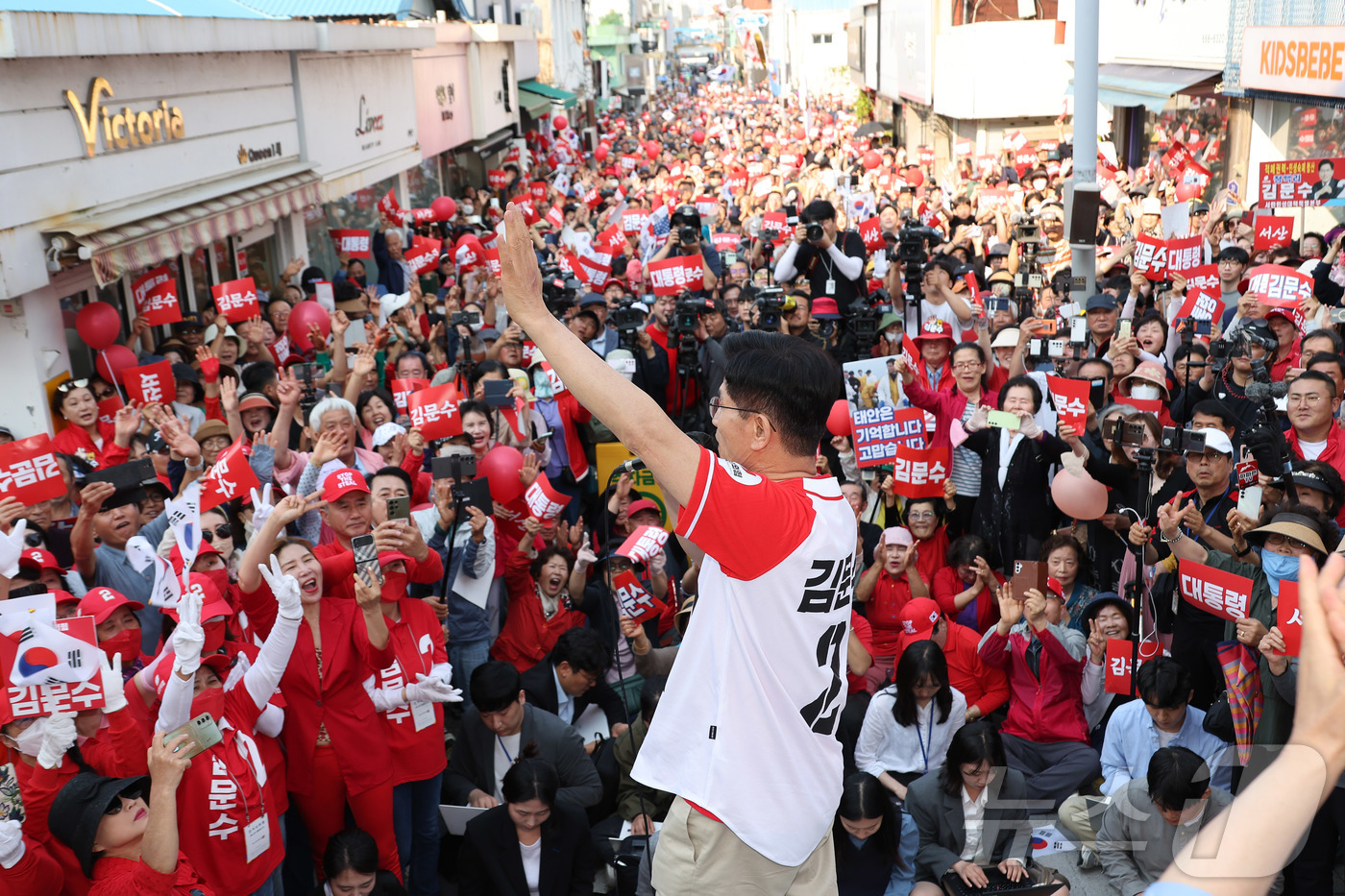 (서산=뉴스1) 김민지 기자 = 김문수 국민의힘 대통령 후보가 25일 오후 충남 서산시 중앙통 로데오거리에서 집중유세를 하고 있다. (공동취재) 2025.5.25/뉴스1