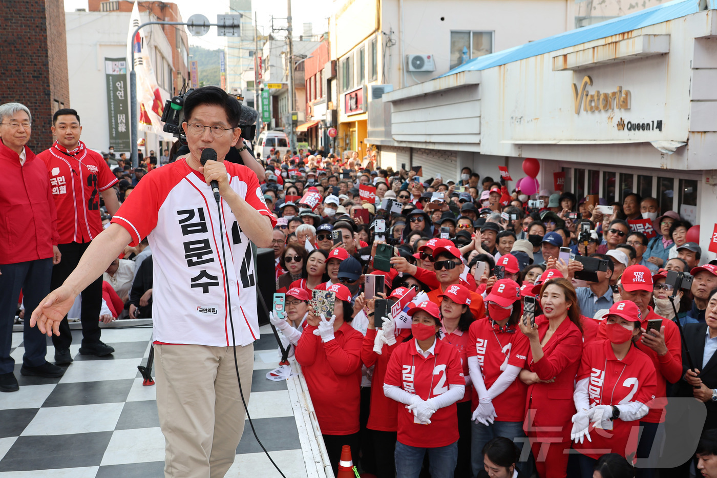 (서산=뉴스1) 김민지 기자 = 김문수 국민의힘 대통령 후보가 25일 오후 충남 서산시 중앙통 로데오거리에서 집중유세를 하고 있다. (공동취재) 2025.5.25/뉴스1