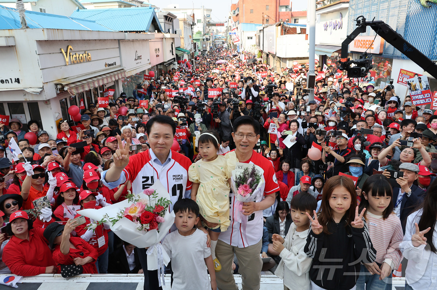 (서산=뉴스1) 김민지 기자 = 김문수 국민의힘 대통령 후보가 25일 오후 충남 서산시 중앙통 로데오거리에서 집중유세에 앞서 아이들과 사진을 찍고 있다. (공동취재) 2025.5. …
