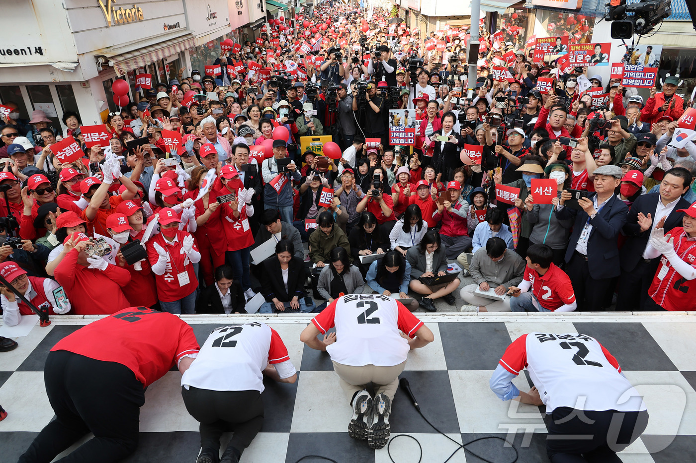 (서산=뉴스1) 김민지 기자 = 김문수 국민의힘 대통령 후보가 25일 오후 충남 서산시 중앙통 로데오거리에서 집중유세를 하고 있다. (공동취재) 2025.5.25/뉴스1