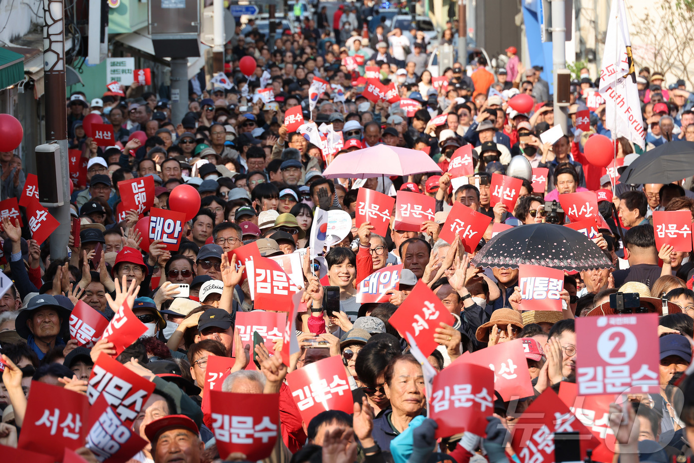 (서산=뉴스1) 김민지 기자 = 김문수 국민의힘 대통령 후보가 25일 오후 충남 서산시 중앙통 로데오거리에서 집중유세를 하고 있는 가운데 지지자들이 지켜보고 있다. (공동취재) 2 …