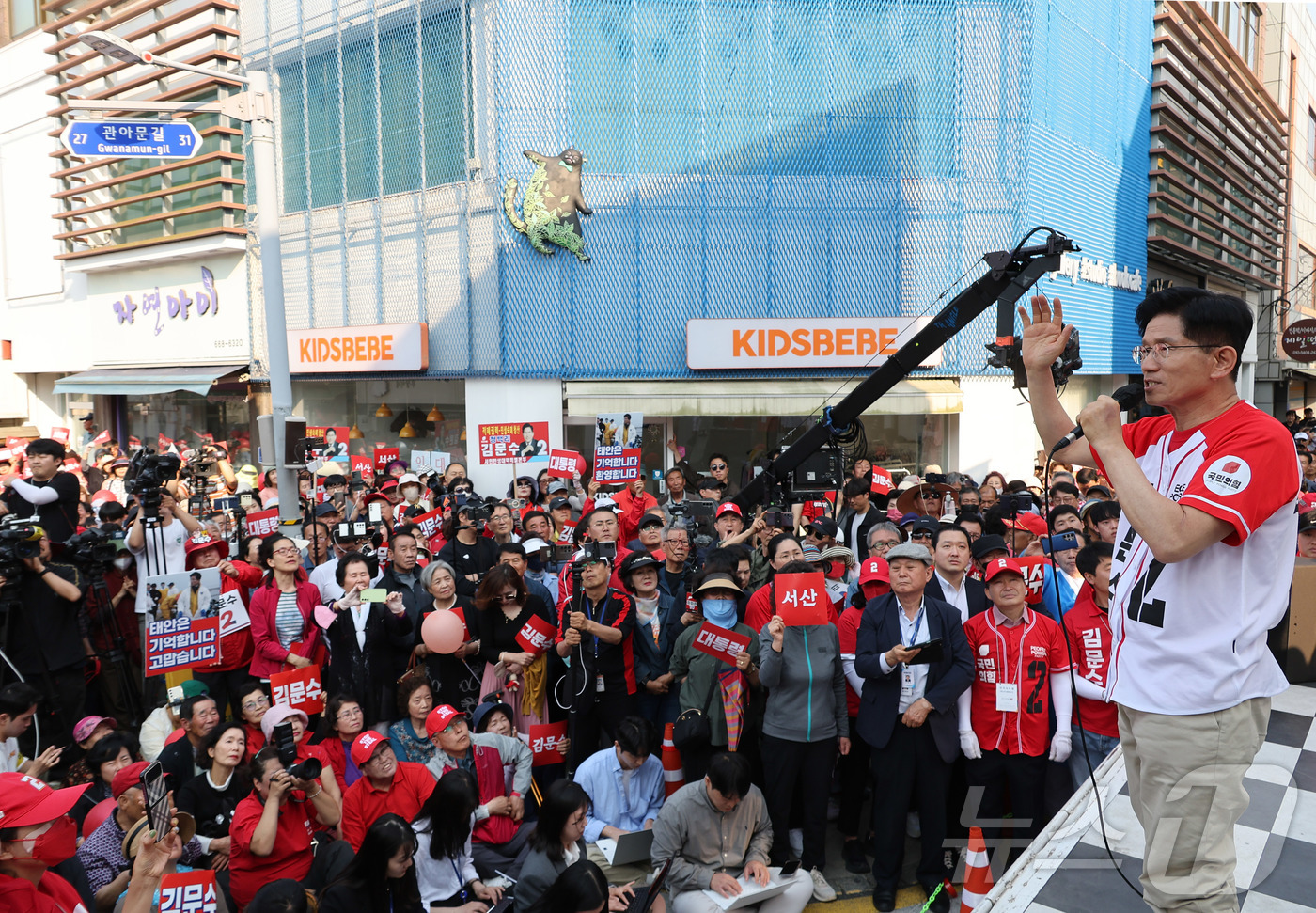 (서산=뉴스1) 김민지 기자 = 김문수 국민의힘 대통령 후보가 25일 오후 충남 서산시 중앙통 로데오거리에서 집중유세를 하고 있다. (공동취재) 2025.5.25/뉴스1