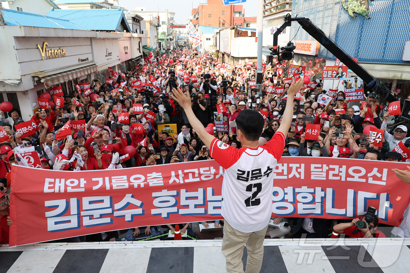 (서산=뉴스1) 김민지 기자 = 김문수 국민의힘 대통령 후보가 25일 오후 충남 서산시 중앙통 로데오거리에서 집중유세를 하고 있다. (공동취재) 2025.5.25/뉴스1
