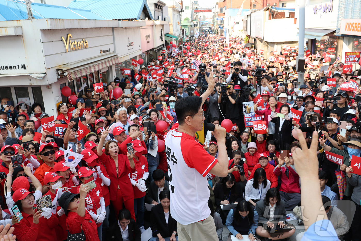(서산=뉴스1) 김민지 기자 = 김문수 국민의힘 대통령 후보가 25일 오후 충남 서산시 중앙통 로데오거리에서 집중유세를 하고 있다. (공동취재) 2025.5.25/뉴스1