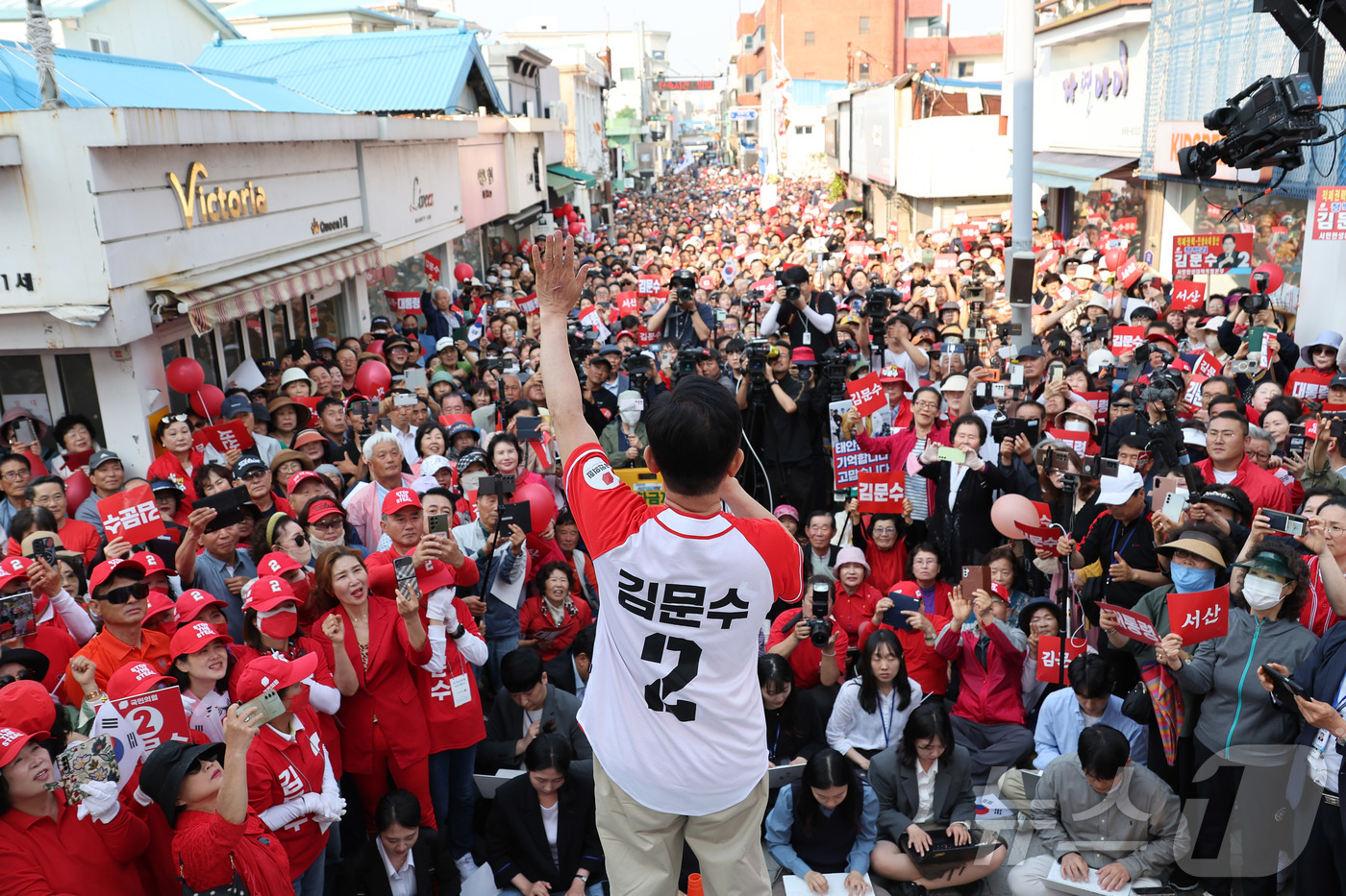 (서산=뉴스1) 김민지 기자 = 김문수 국민의힘 대통령 후보가 25일 오후 충남 서산시 중앙통 로데오거리에서 집중유세를 하고 있다. (공동취재) 2025.5.25/뉴스1