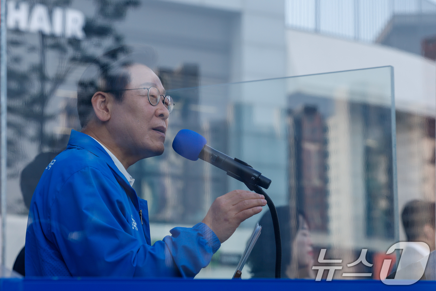 (아산=뉴스1) 안은나 기자 = 이재명 더불어민주당 대통령 후보가 캐스팅보트인 충청권 공략에 나선 25일 오후 충남 아산시 탕정역 한들물빛공원을 찾아 지지를 호소하고 있다. 202 …