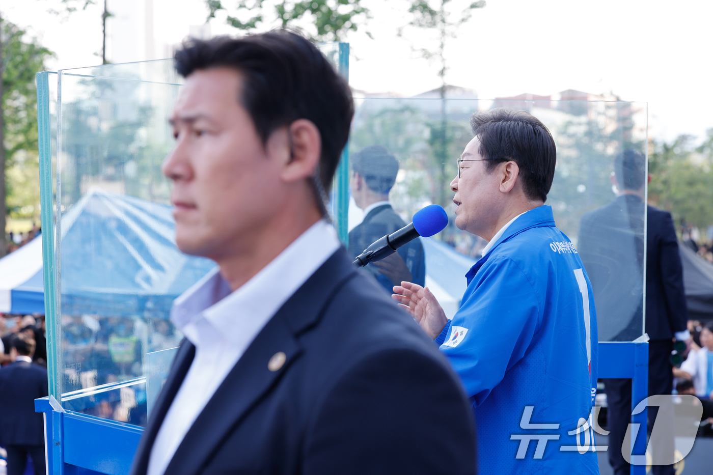 (아산=뉴스1) 안은나 기자 = 이재명 더불어민주당 대통령 후보가 캐스팅보트인 충청권 공략에 나선 25일 오후 충남 아산시 탕정역 한들물빛공원을 찾아 지지를 호소하고 있다. 202 …