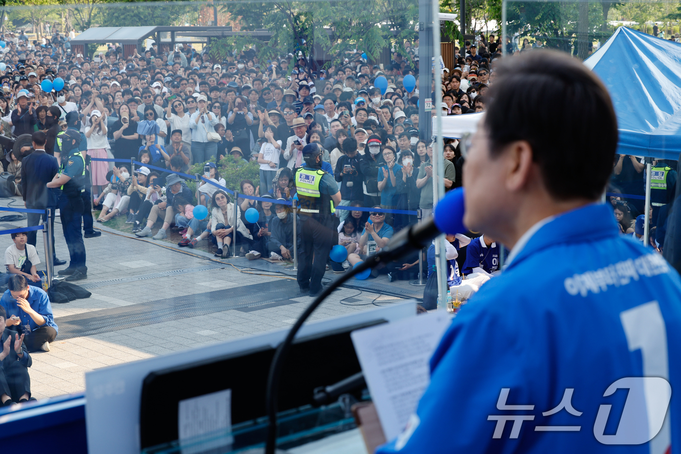 (아산=뉴스1) 안은나 기자 = 이재명 더불어민주당 대통령 후보가 캐스팅보트인 충청권 공략에 나선 25일 오후 충남 아산시 탕정역 한들물빛공원을 찾아 지지를 호소하고 있다. 202 …