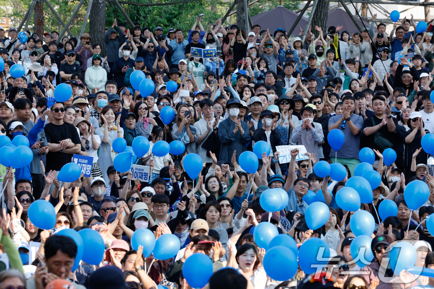(아산=뉴스1) 안은나 기자 = 이재명 더불어민주당 대통령 후보가 캐스팅보트인 충청권 공략에 나선 25일 오후 충남 아산시 탕정역 한들물빛공원을 찾아 지지를 호소하는 가운데 시민들 …