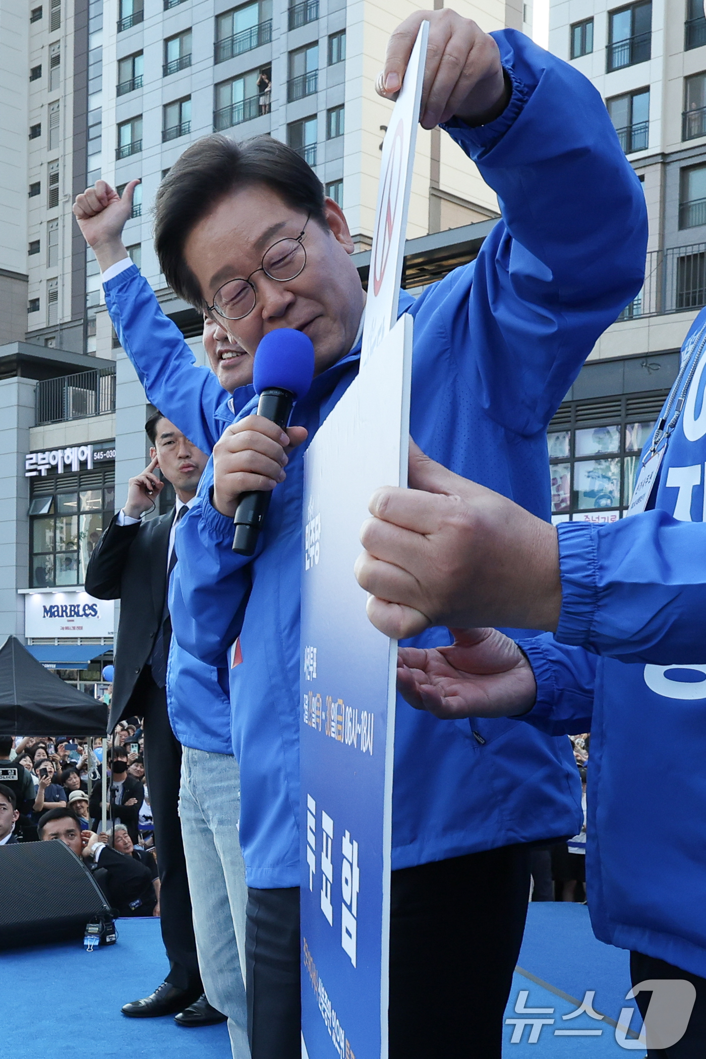 (아산=뉴스1) 안은나 기자 = 이재명 더불어민주당 대통령 후보가 캐스팅보트인 충청권 공략에 나선 25일 오후 충남 아산시 탕정역 한들물빛공원을 찾아 사전투표지를 투표함에 넣는 퍼 …