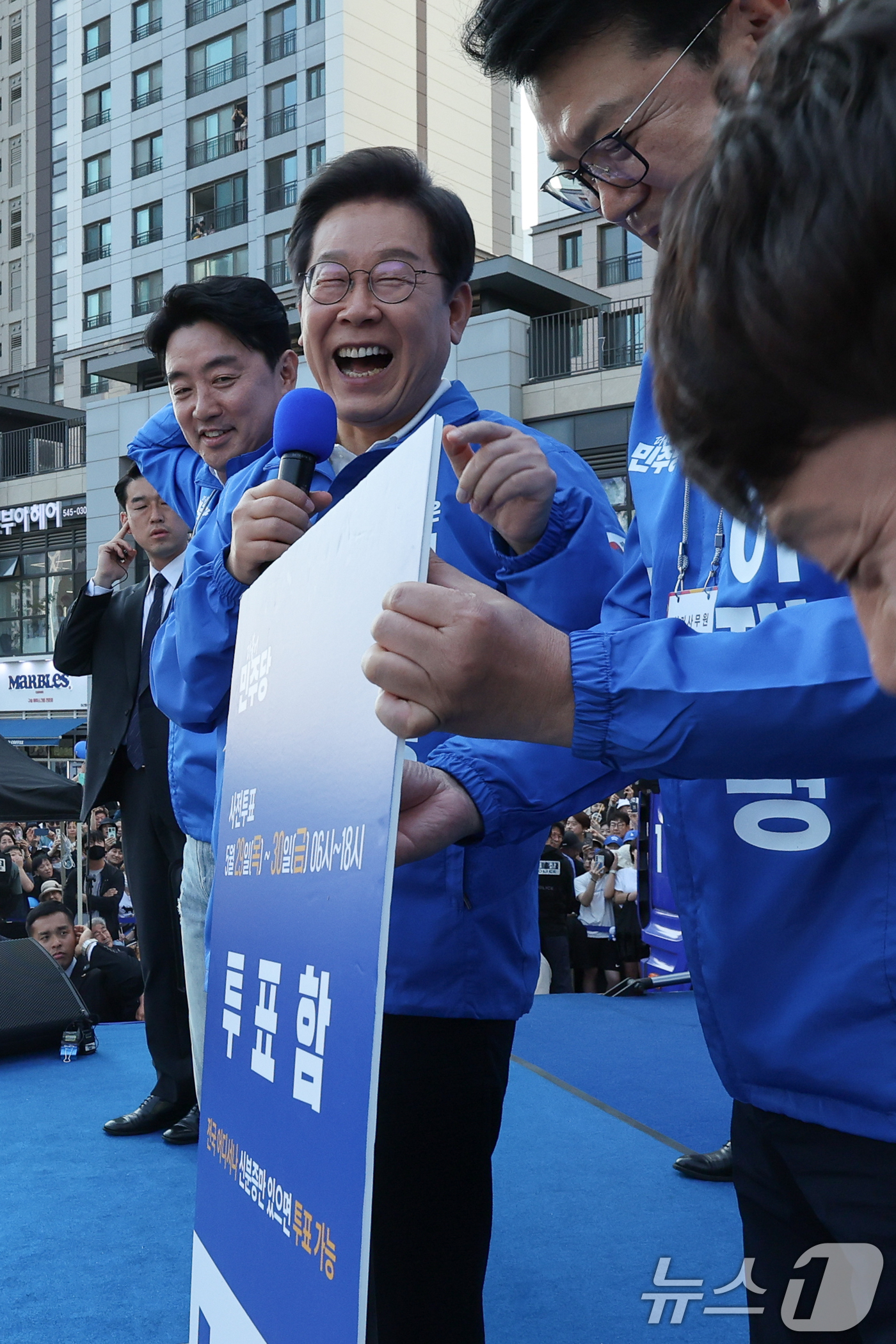 (아산=뉴스1) 안은나 기자 = 이재명 더불어민주당 대통령 후보가 캐스팅보트인 충청권 공략에 나선 25일 오후 충남 아산시 탕정역 한들물빛공원을 찾아 사전투표지를 투표함에 넣는 퍼 …