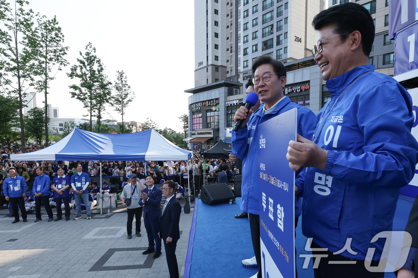 (아산=뉴스1) 안은나 기자 = 이재명 더불어민주당 대통령 후보가 캐스팅보트인 충청권 공략에 나선 25일 오후 충남 아산시 탕정역 한들물빛공원을 찾아 사전투표지를 투표함에 넣는 퍼 …