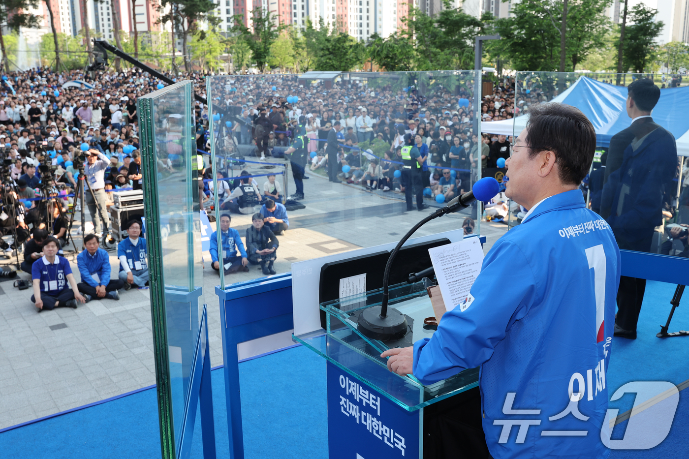 (아산=뉴스1) 안은나 기자 = 이재명 더불어민주당 대통령 후보가 캐스팅보트인 충청권 공략에 나선 25일 오후 충남 아산시 탕정역 한들물빛공원을 찾아 지지를 호소하고 있다. 202 …