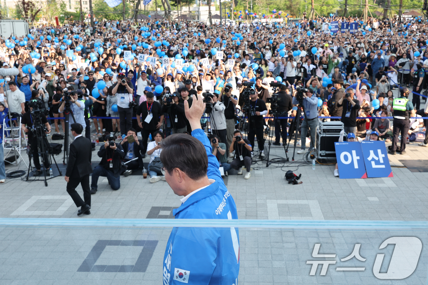 (아산=뉴스1) 안은나 기자 = 이재명 더불어민주당 대통령 후보가 캐스팅보트인 충청권 공략에 나선 25일 오후 충남 아산시 탕정역 한들물빛공원을 찾아 유세를 마친 뒤 인사하고 있다 …