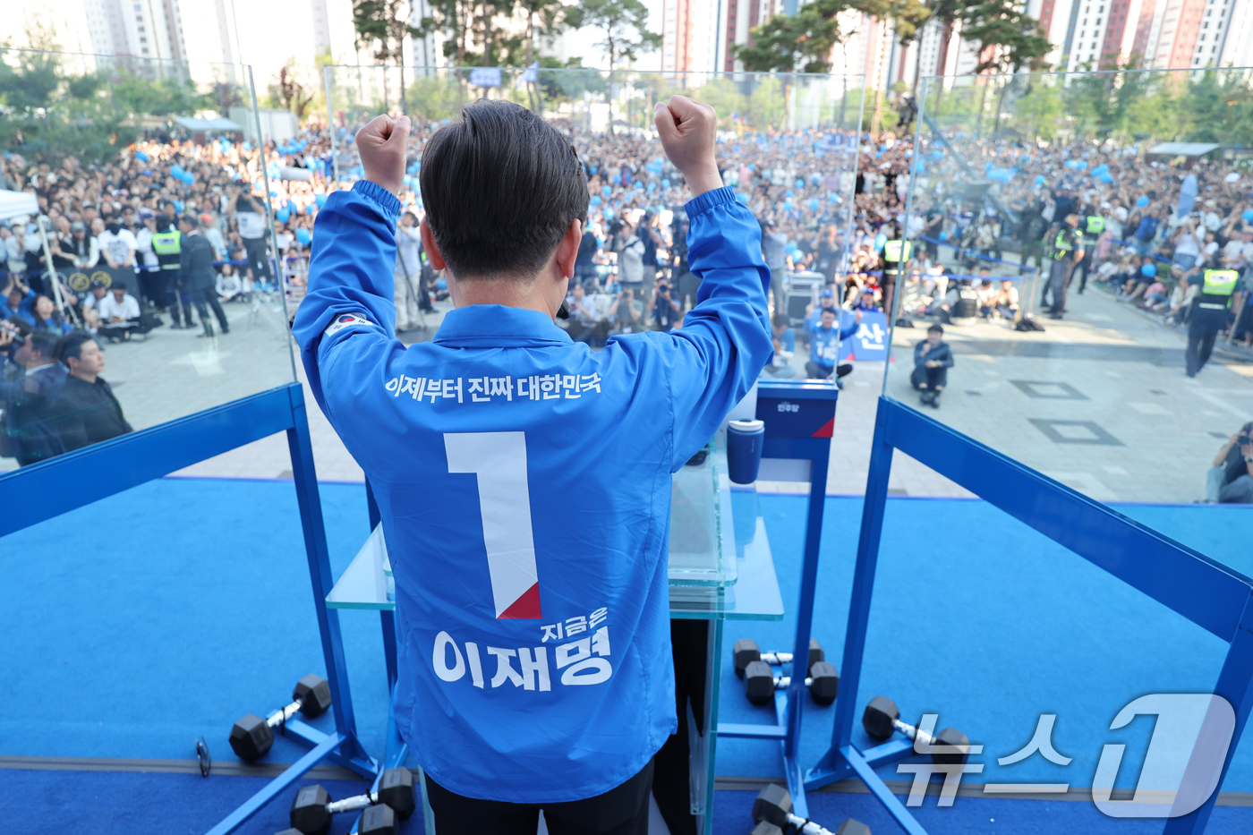 (아산=뉴스1) 안은나 기자 = 이재명 더불어민주당 대통령 후보가 캐스팅보트인 충청권 공략에 나선 25일 오후 충남 아산시 탕정역 한들물빛공원을 찾아 유세를 마친 뒤 인사하고 있다 …