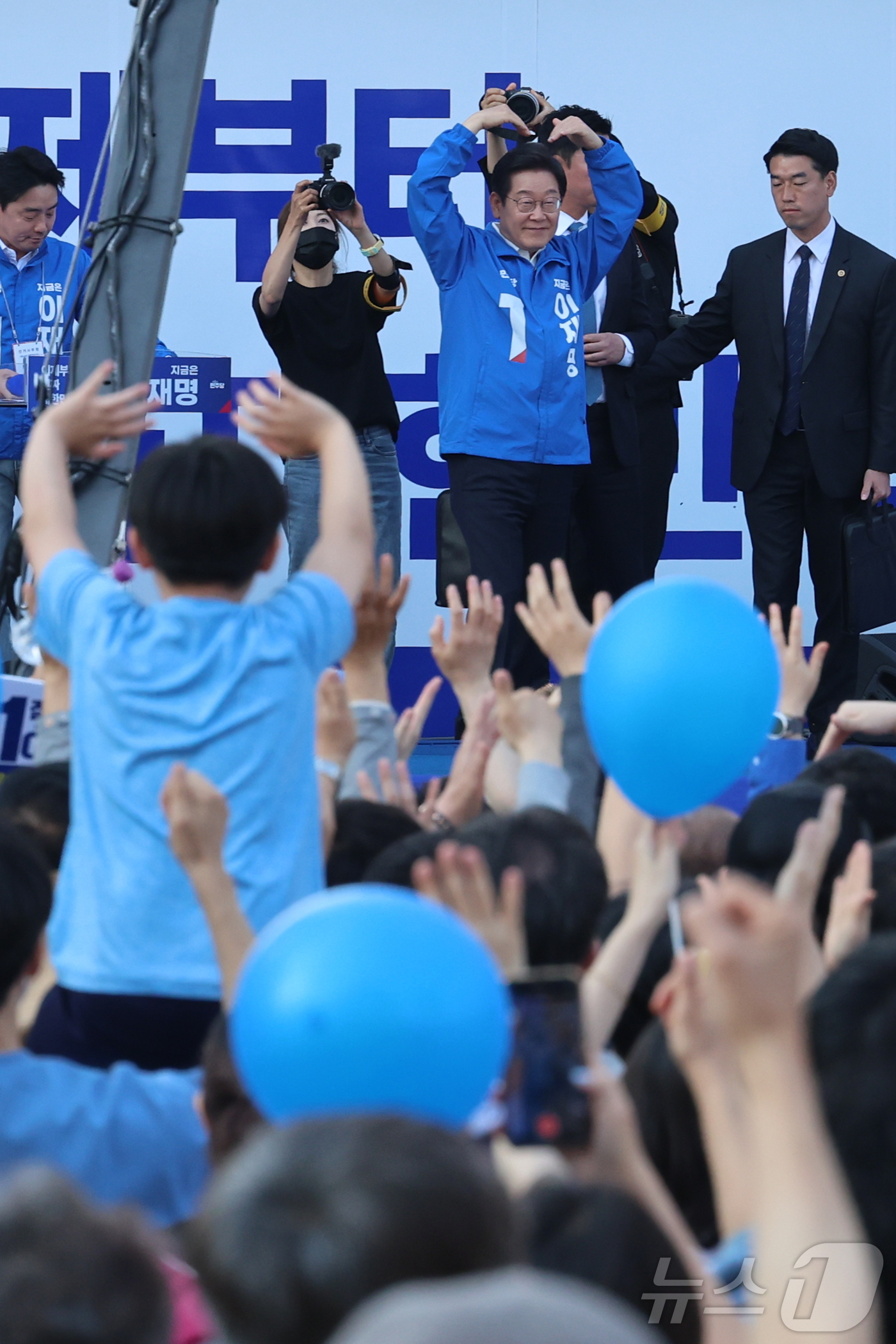 (아산=뉴스1) 안은나 기자 = 이재명 더불어민주당 대통령 후보가 캐스팅보트인 충청권 공략에 나선 25일 오후 충남 아산시 탕정역 한들물빛공원을 찾아 시민들에게 하트 인사를 하고 …