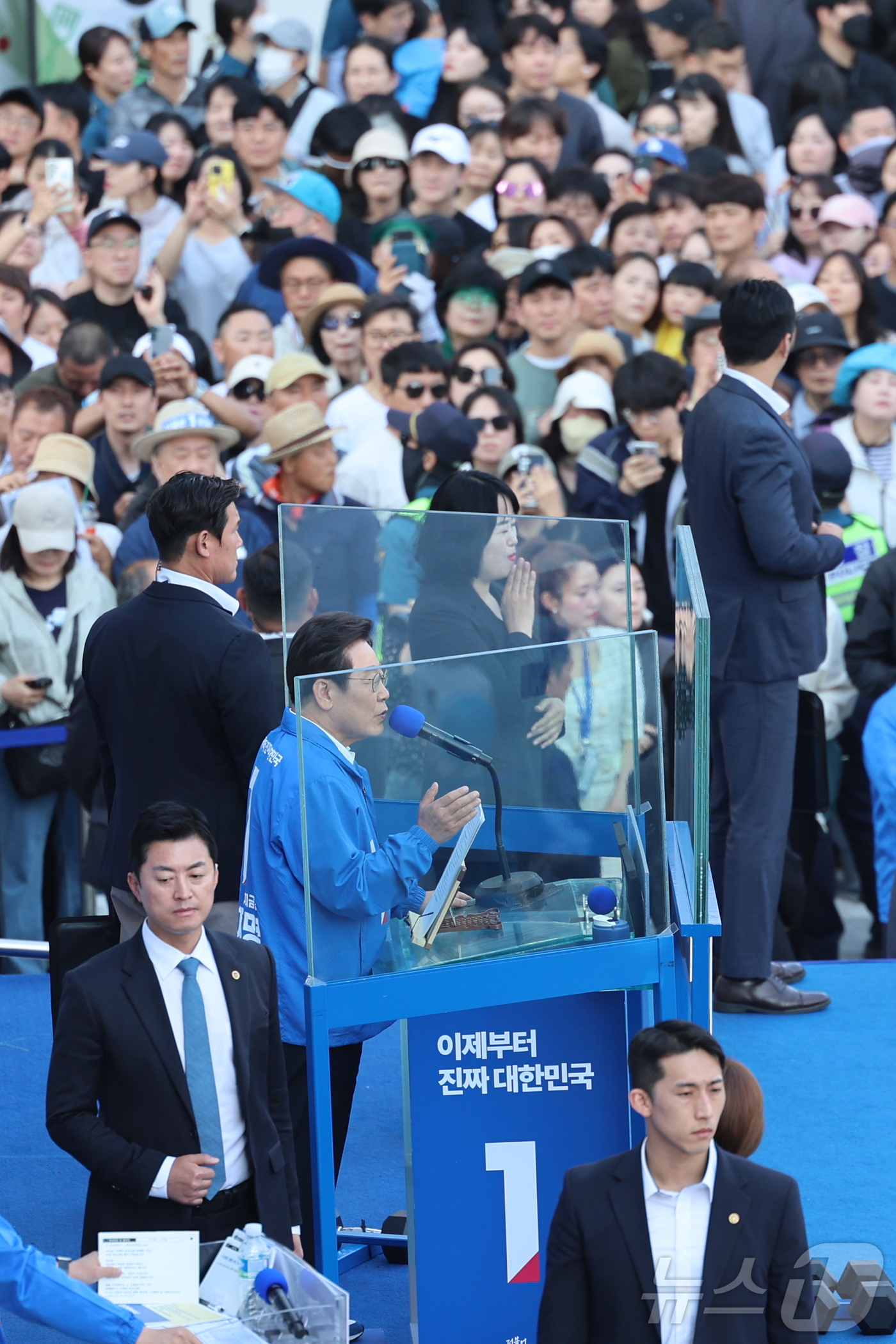 (아산=뉴스1) 안은나 기자 = 이재명 더불어민주당 대통령 후보가 캐스팅보트인 충청권 공략에 나선 25일 오후 충남 아산시 탕정역 한들물빛공원을 찾아 지지를 호소하고 있다. (공동 …