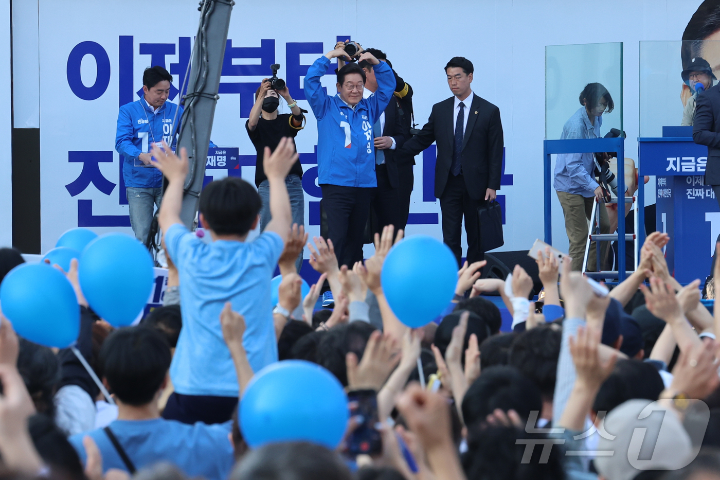 (아산=뉴스1) 안은나 기자 = 이재명 더불어민주당 대통령 후보가 캐스팅보트인 충청권 공략에 나선 25일 오후 충남 아산시 탕정역 한들물빛공원을 찾아 시민들에게 하트 인사를 하고 …