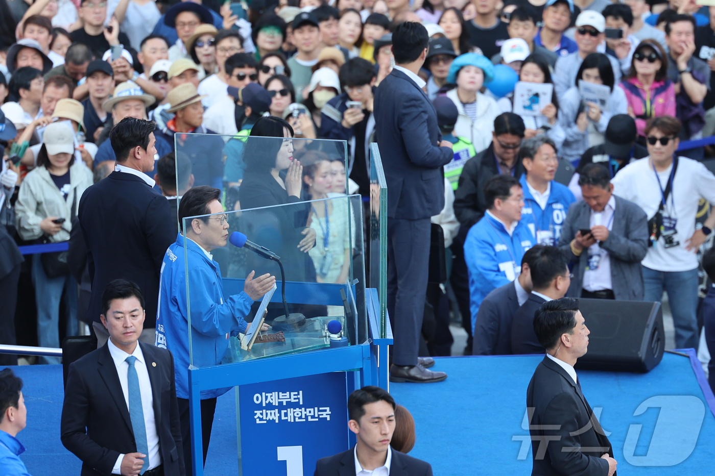 (아산=뉴스1) 안은나 기자 = 이재명 더불어민주당 대통령 후보가 캐스팅보트인 충청권 공략에 나선 25일 오후 충남 아산시 탕정역 한들물빛공원을 찾아 지지를 호소하고 있다. (공동 …