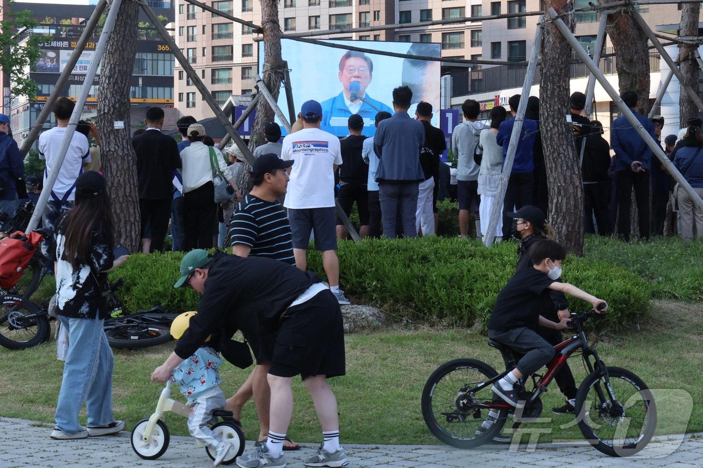 (아산=뉴스1) 안은나 기자 = 이재명 더불어민주당 대통령 후보가 캐스팅보트인 충청권 공략에 나선 25일 오후 충남 아산시 탕정역 한들물빛공원을 찾아 지지를 호소하는 가운데 시민들 …