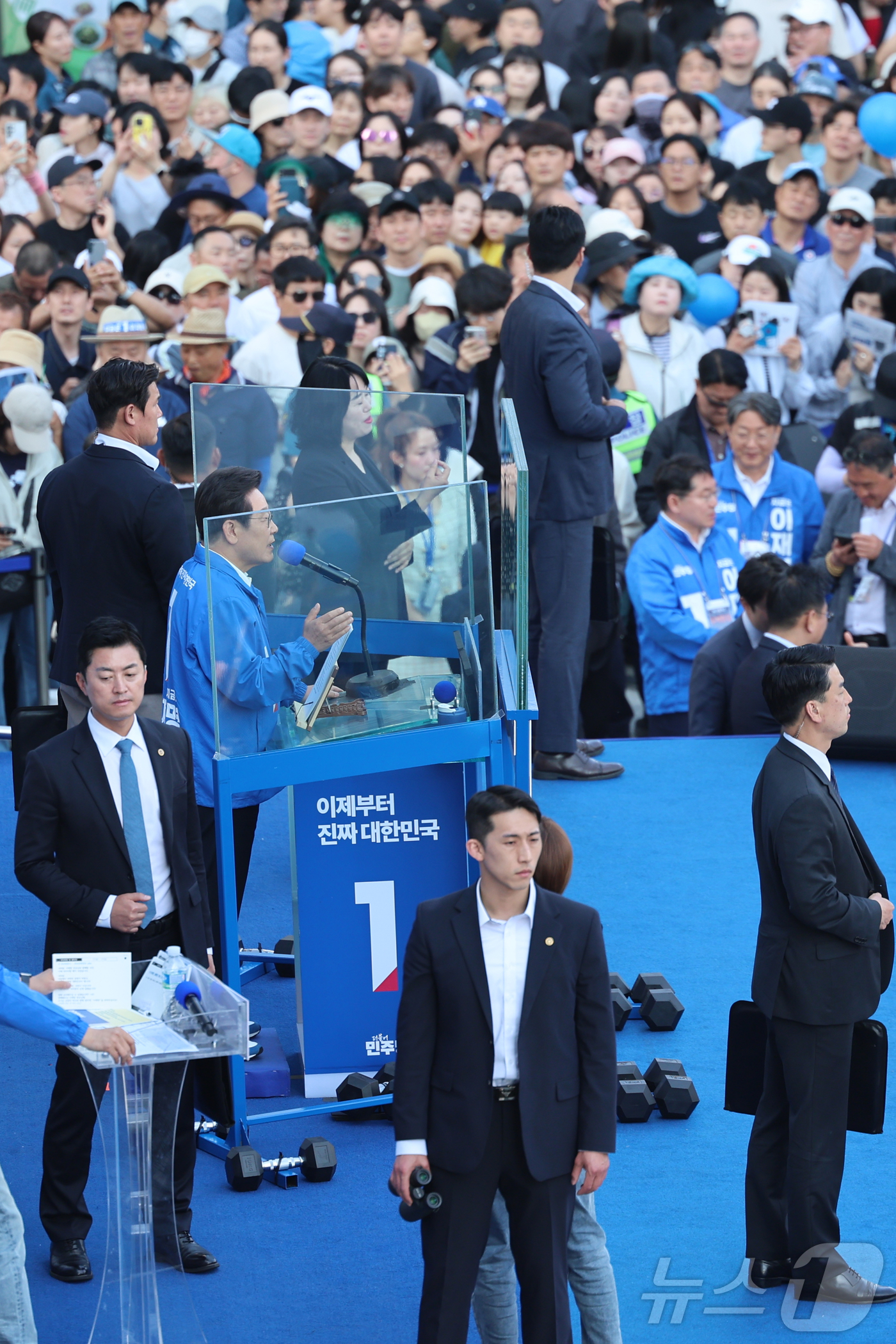 (아산=뉴스1) 안은나 기자 = 이재명 더불어민주당 대통령 후보가 캐스팅보트인 충청권 공략에 나선 25일 오후 충남 아산시 탕정역 한들물빛공원을 찾아 지지를 호소하고 있다. (공동 …