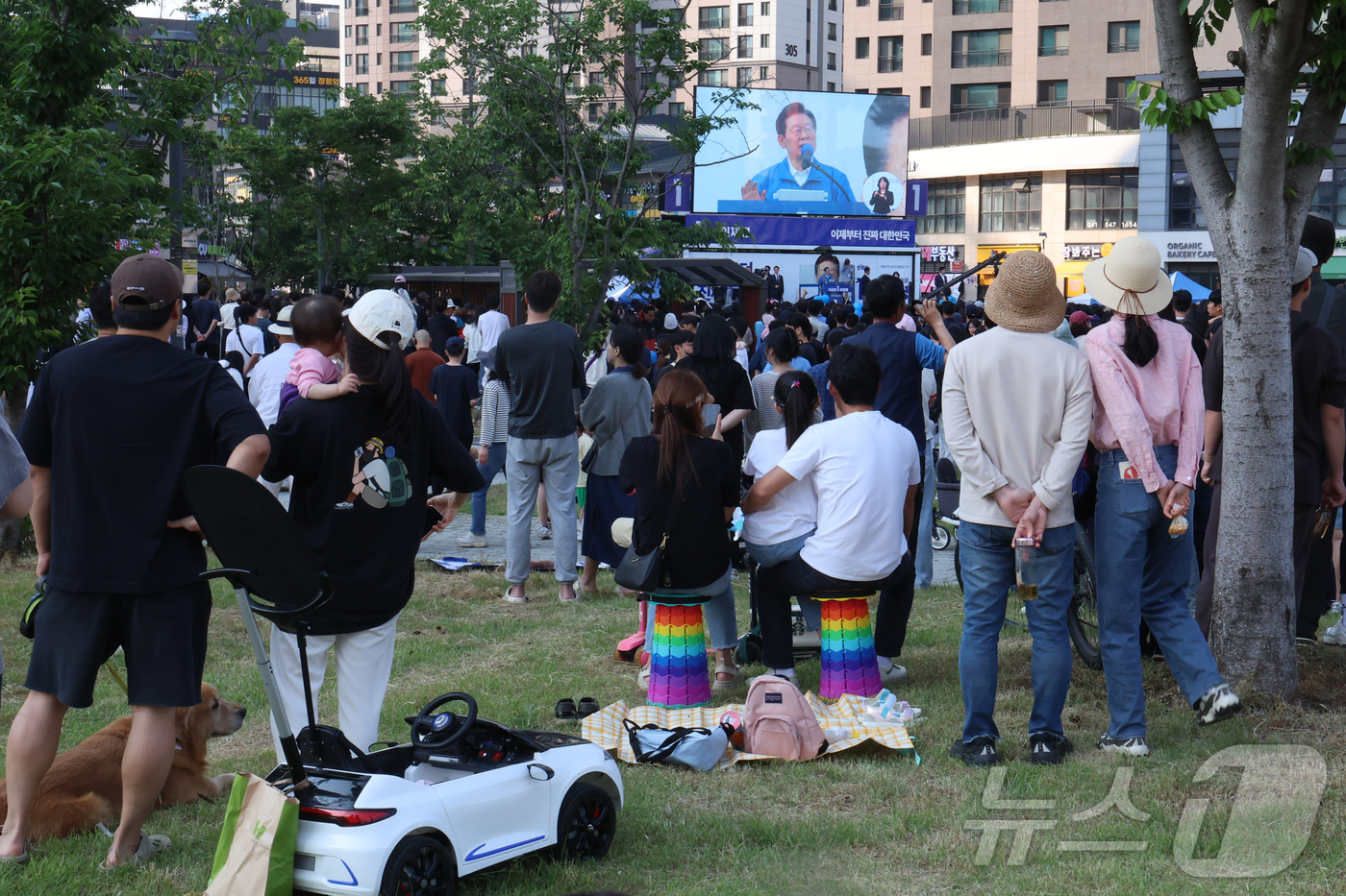 (아산=뉴스1) 안은나 기자 = 이재명 더불어민주당 대통령 후보가 캐스팅보트인 충청권 공략에 나선 25일 오후 충남 아산시 탕정역 한들물빛공원을 찾아 지지를 호소하는 가운데 시민들 …