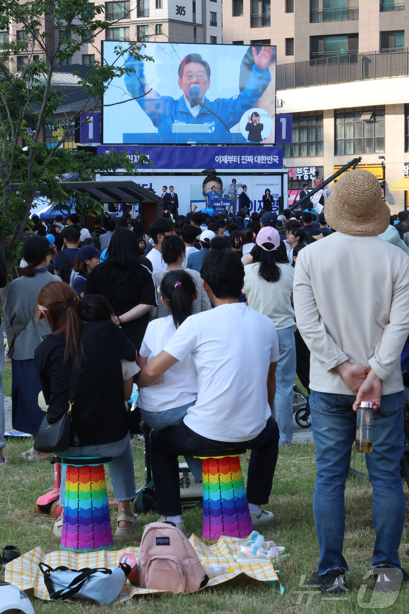 (아산=뉴스1) 안은나 기자 = 이재명 더불어민주당 대통령 후보가 캐스팅보트인 충청권 공략에 나선 25일 오후 충남 아산시 탕정역 한들물빛공원을 찾아 지지를 호소하는 가운데 시민들 …