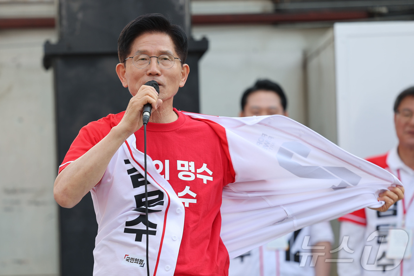 (서산=뉴스1) 김민지 기자 = 김문수 국민의힘 대통령 후보가 25일 오후 충남 서산시 중앙통 로데오거리에서 집중유세를 하던 중 "저는 방탄복을 입지 않는다"며 겉옷을 벗어 보이고 …