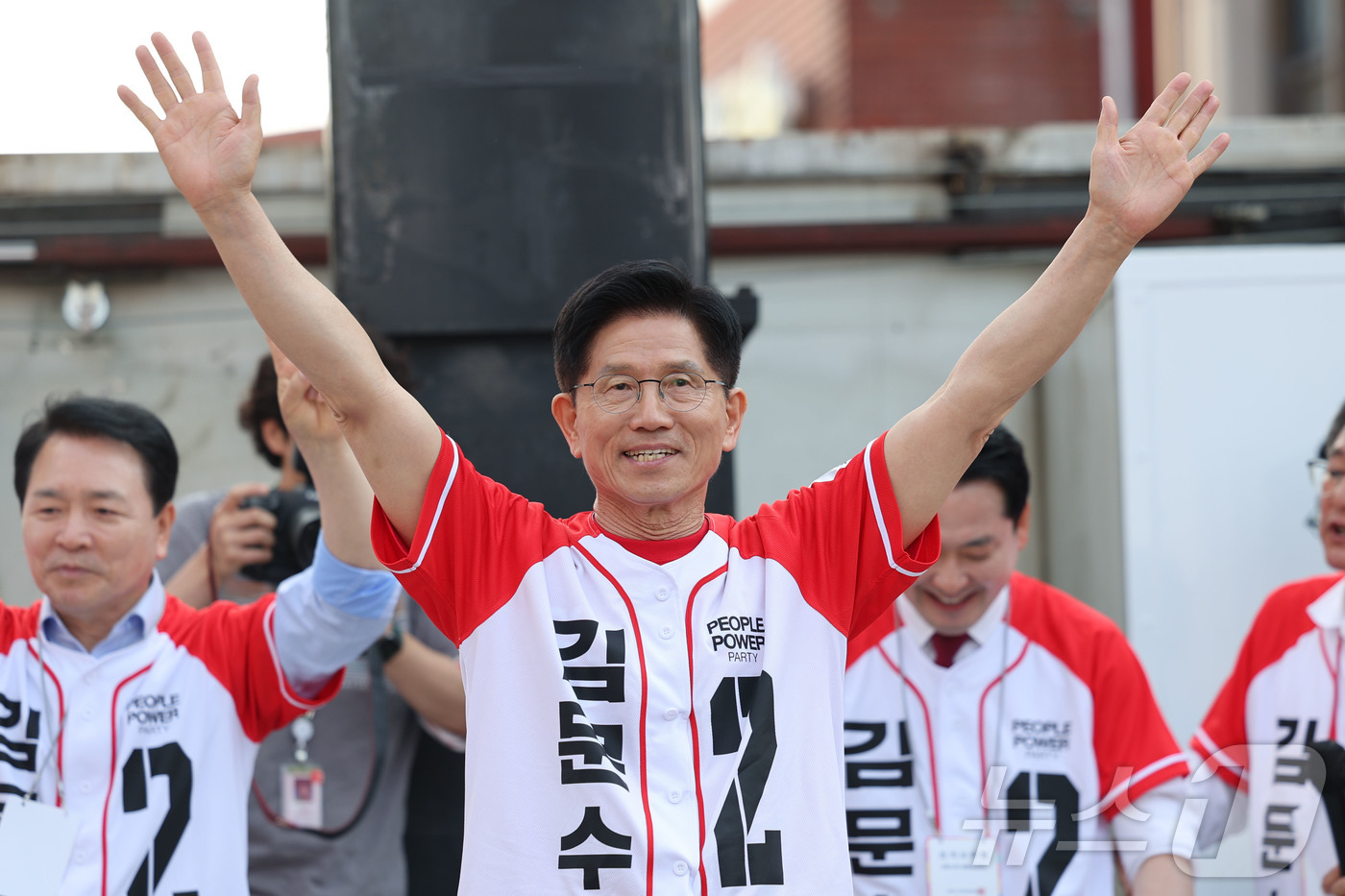 (서산=뉴스1) 김민지 기자 = 김문수 국민의힘 대통령 후보가 25일 오후 충남 서산시 중앙통 로데오거리에서 집중유세를 하고 있다. (공동취재) 2025.5.25/뉴스1