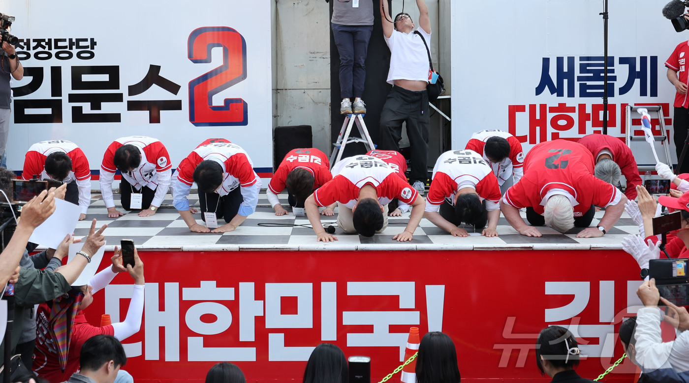 (서산=뉴스1) 김민지 기자 = 김문수 국민의힘 대통령 후보가 25일 오후 충남 서산시 중앙통 로데오거리에서 집중유세를 하고 있다. (공동취재) 2025.5.25/뉴스1