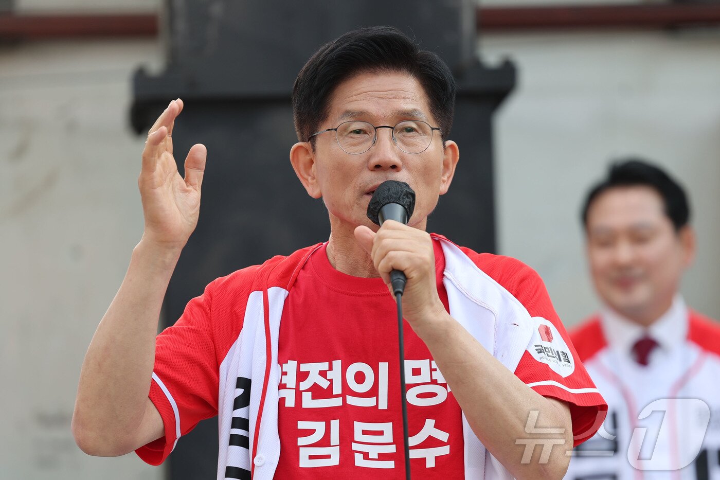 본문 이미지 - 김문수 국민의힘 대통령 후보가 25일 오후 충남 서산시 중앙통 로데오거리에서 집중유세를 하고 있다. &#40;공동취재&#41; 2025.5.25/뉴스1 ⓒ News1 김민지 기자