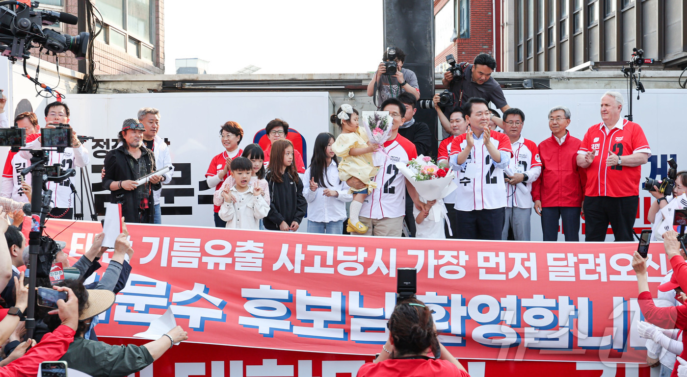 (서산=뉴스1) 김민지 기자 = 김문수 국민의힘 대통령 후보가 25일 오후 충남 서산시 중앙통 로데오거리에서 집중유세를 하고 있다. (공동취재) 2025.5.25/뉴스1