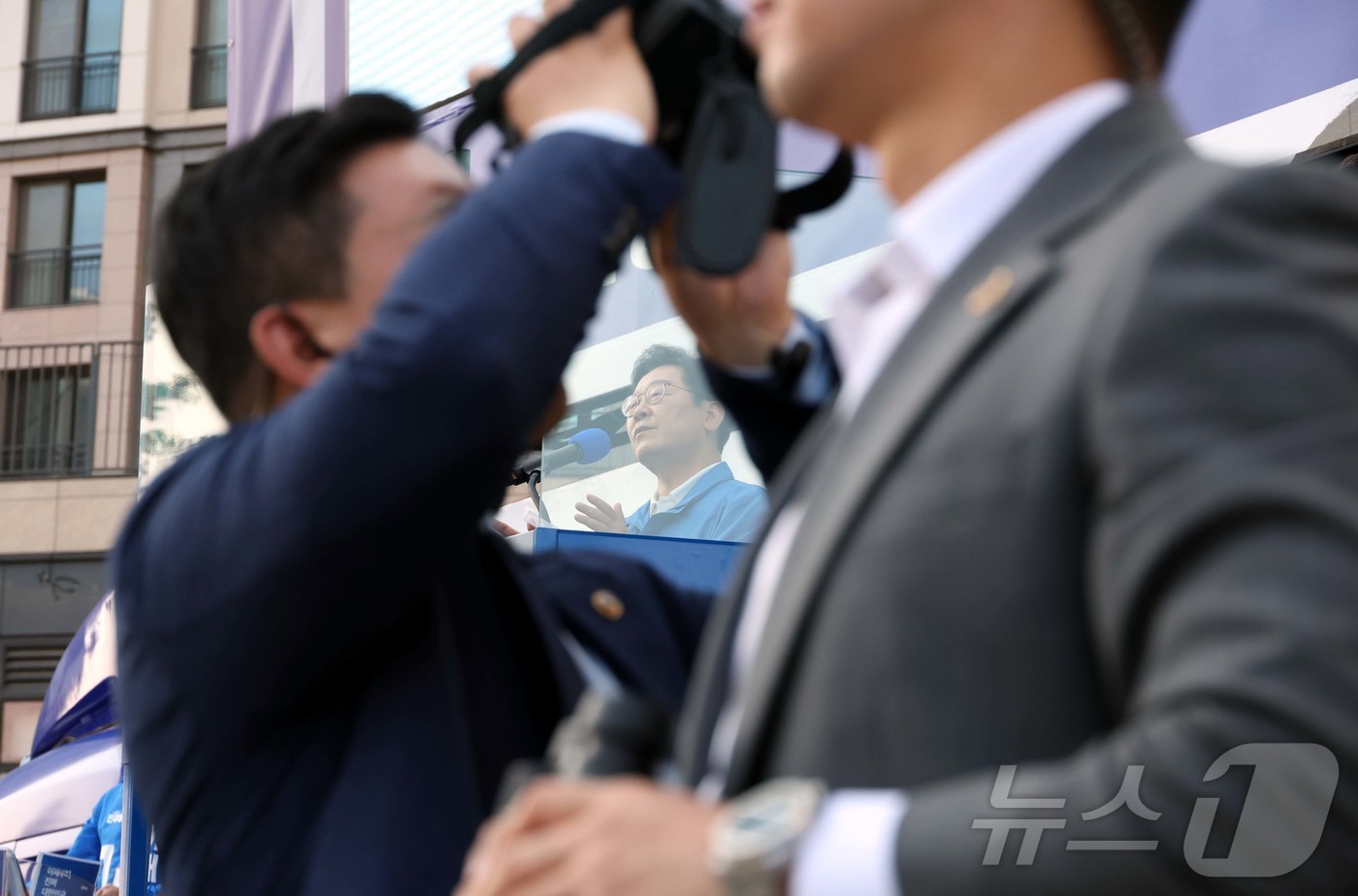 (아산=뉴스1) 안은나 기자 = 이재명 더불어민주당 대통령 후보가 캐스팅보트인 충청권 공략에 나선 25일 오후 충남 아산시 탕정역 한들물빛공원을 찾아 지지를 호소하고 있다. (공동 …