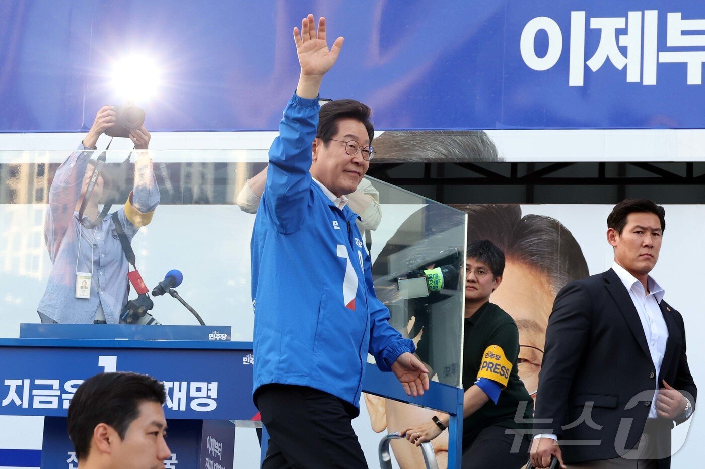 본문 이미지 - 이재명 더불어민주당 대통령 후보가 캐스팅보트인 충청권 공략에 나선 25일 오후 충남 아산시 탕정역 한들물빛공원을 찾아 연설을 마치고 시민들에게 손 인사를 하고 있다. &#40;사진은 기사 내용과 무관함&#41;  &#40;공동취재&#41; 2025.5.25/뉴스1 ⓒ News1 안은나 기자