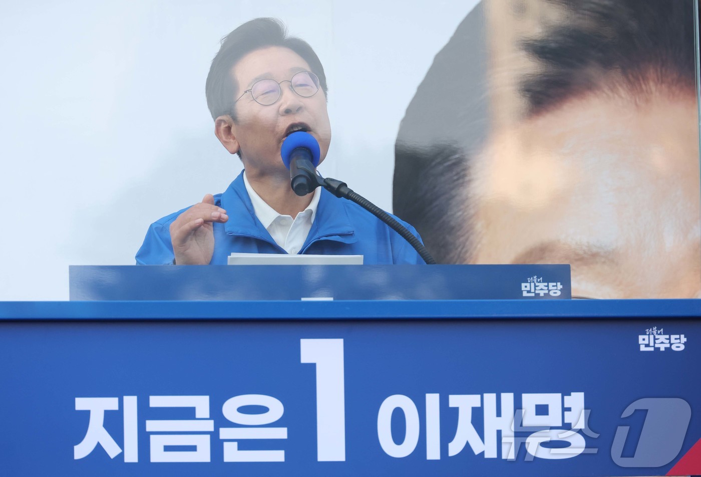 (아산=뉴스1) 안은나 기자 = 이재명 더불어민주당 대통령 후보가 캐스팅보트인 충청권 공략에 나선 25일 오후 충남 아산시 탕정역 한들물빛공원을 찾아 지지를 호소하고 있다. (공동 …