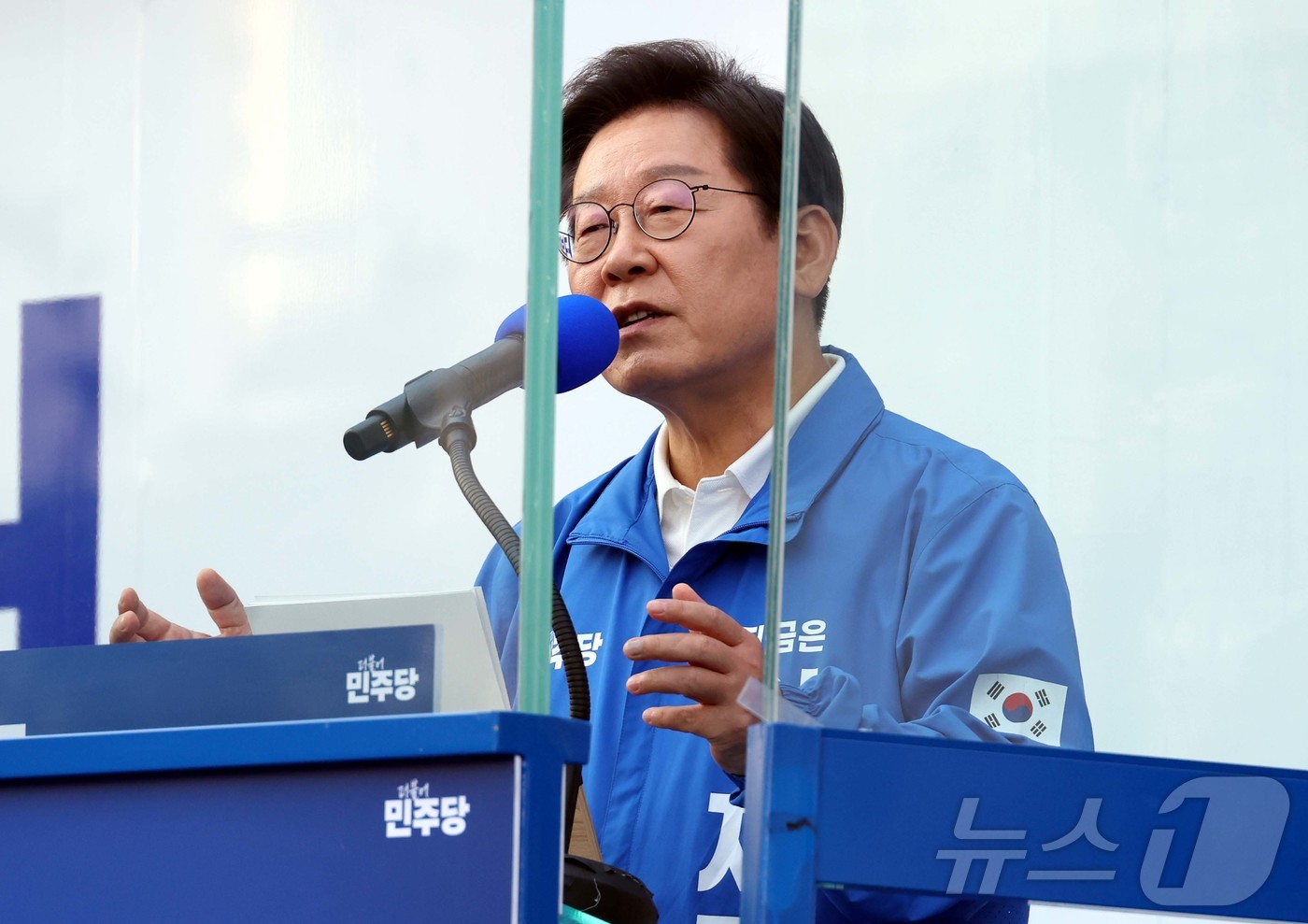 (아산=뉴스1) 안은나 기자 = 이재명 더불어민주당 대통령 후보가 캐스팅보트인 충청권 공략에 나선 25일 오후 충남 아산시 탕정역 한들물빛공원을 찾아 지지를 호소하고 있다. (공동 …