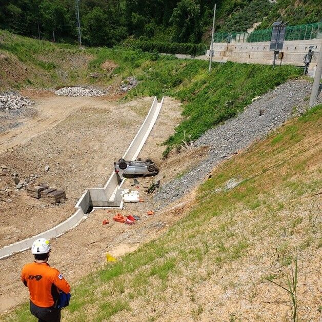 완주군 운주면 말골재서 승용차 15m 아래로 추락…운전자 중상
