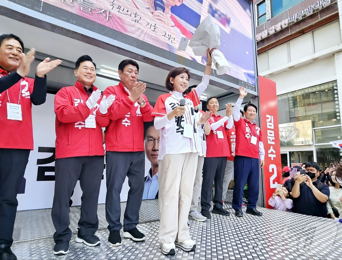 (대구=뉴스1) 남승렬 기자 = 나경원 국민의힘 중앙선거대책위원회 공동선대위원장이 25일 대구 동성로에서 열린 김문수 후보 집중 유세에서 지지자로부터 꽃다발을 받고 기뻐하고 있다. …