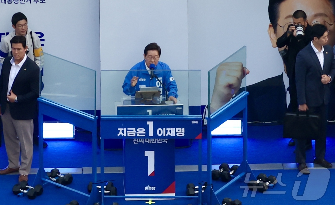 (천안=뉴스1) 안은나 기자 = 이재명 더불어민주당 대통령 후보가 캐스팅보트인 충청권 공략에 나선 25일 오후 충남 천안시 신부문화거리를 찾아 지지를 호소하고 있다. (공동취재) …