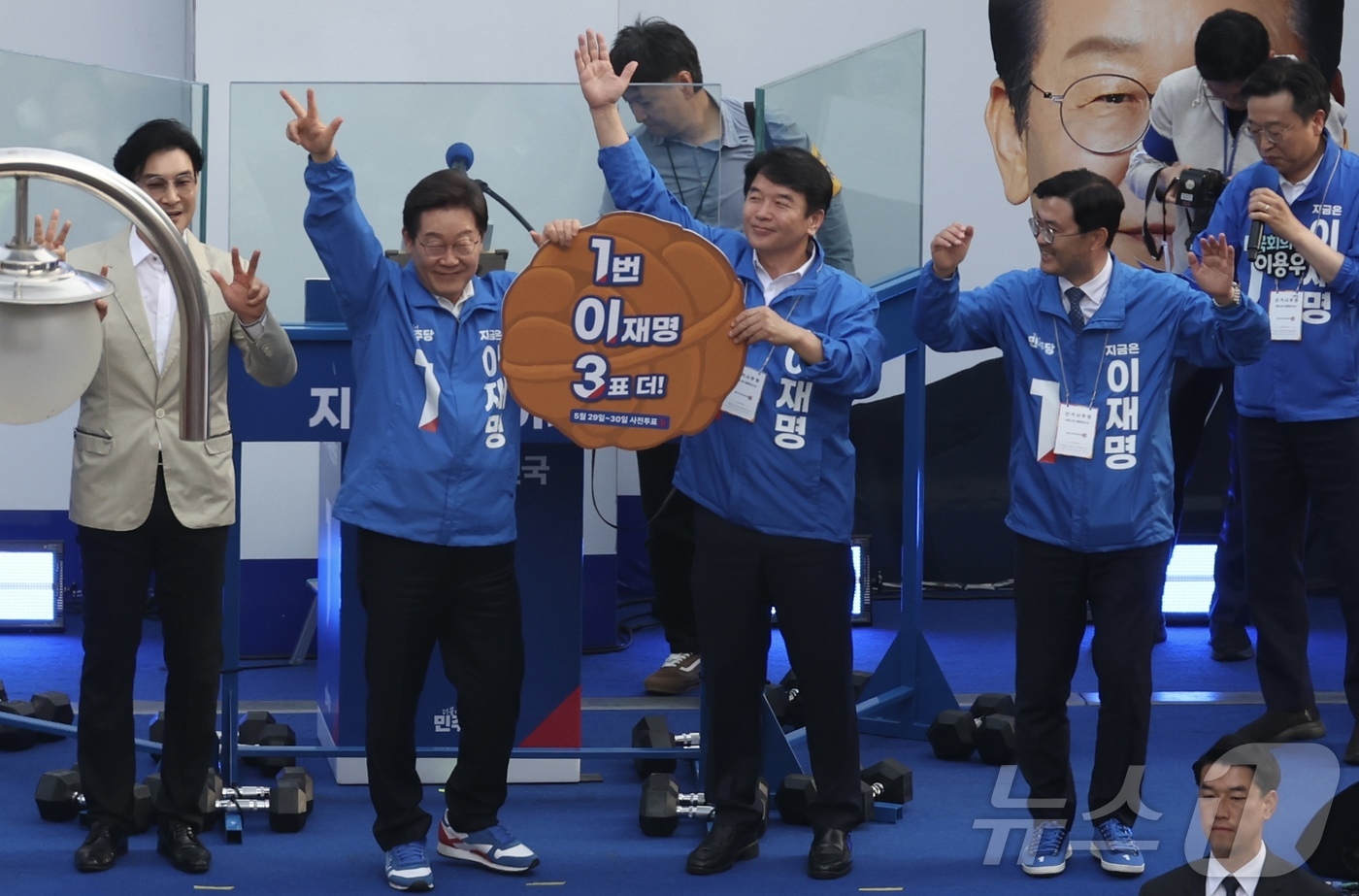 (천안=뉴스1) 안은나 기자 = 이재명 더불어민주당 대통령 후보가 캐스팅보트인 충청권 공략에 나선 25일 오후 충남 천안시 신부문화거리를 찾아 지지를 호소하고 있다. (공동취재) …