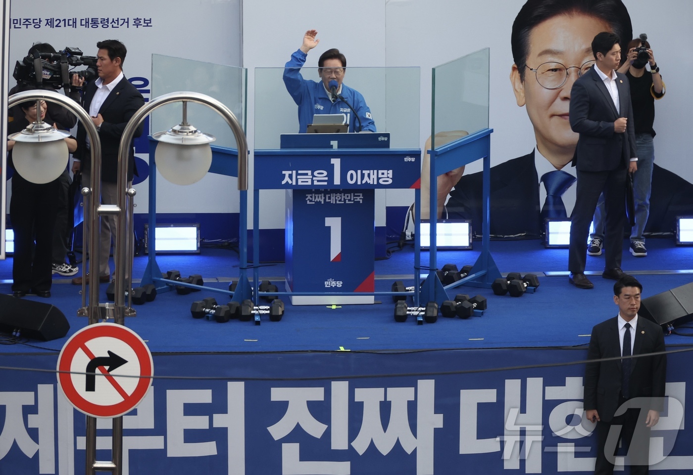 (천안=뉴스1) 안은나 기자 = 이재명 더불어민주당 대통령 후보가 캐스팅보트인 충청권 공략에 나선 25일 오후 충남 천안시 신부문화거리를 찾아 지지를 호소하고 있다. (공동취재) …