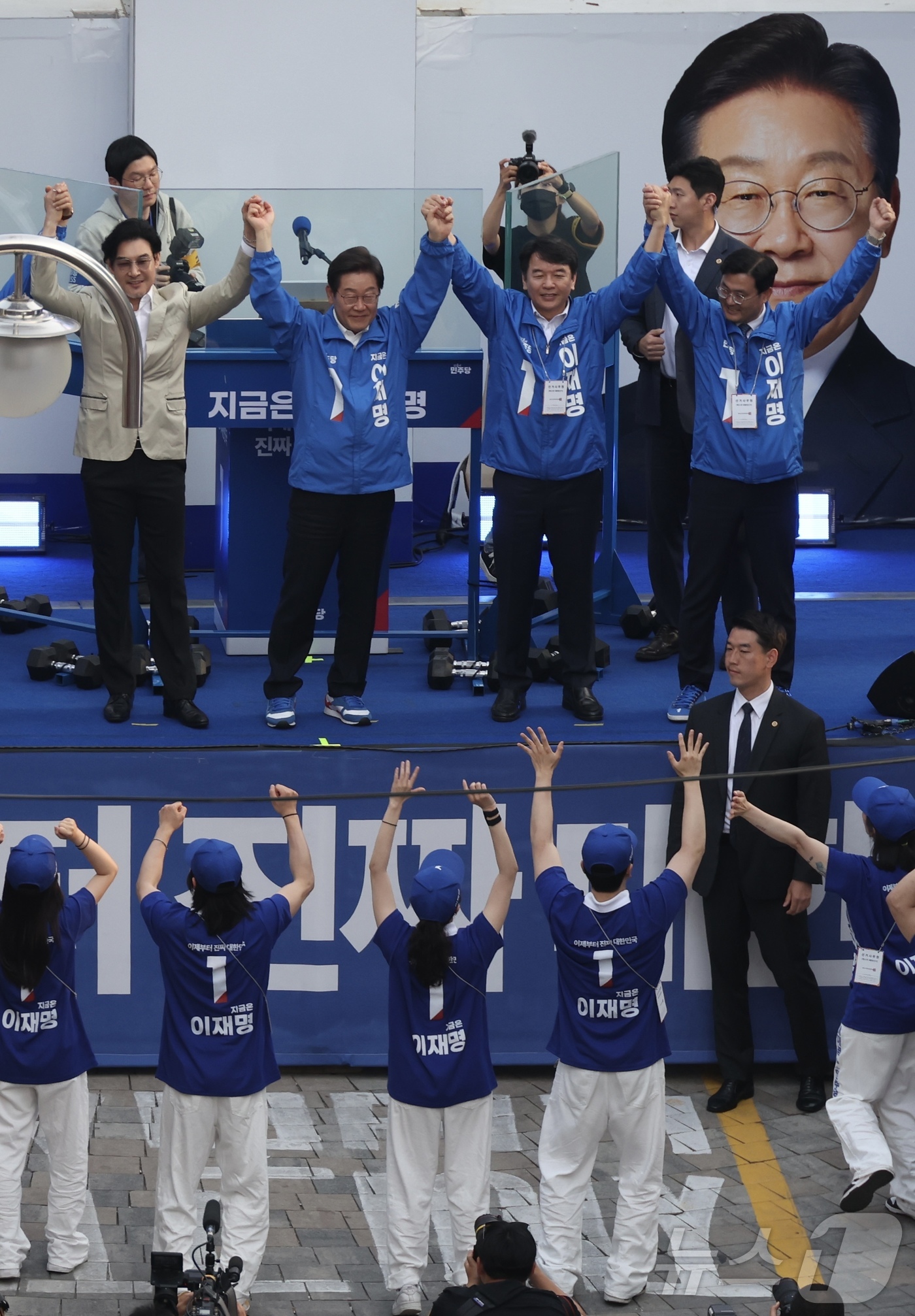 (천안=뉴스1) 안은나 기자 = 이재명 더불어민주당 대통령 후보가 캐스팅보트인 충청권 공략에 나선 25일 오후 충남 천안시 신부문화거리를 찾아 지지를 호소하고 있다. (공동취재) …