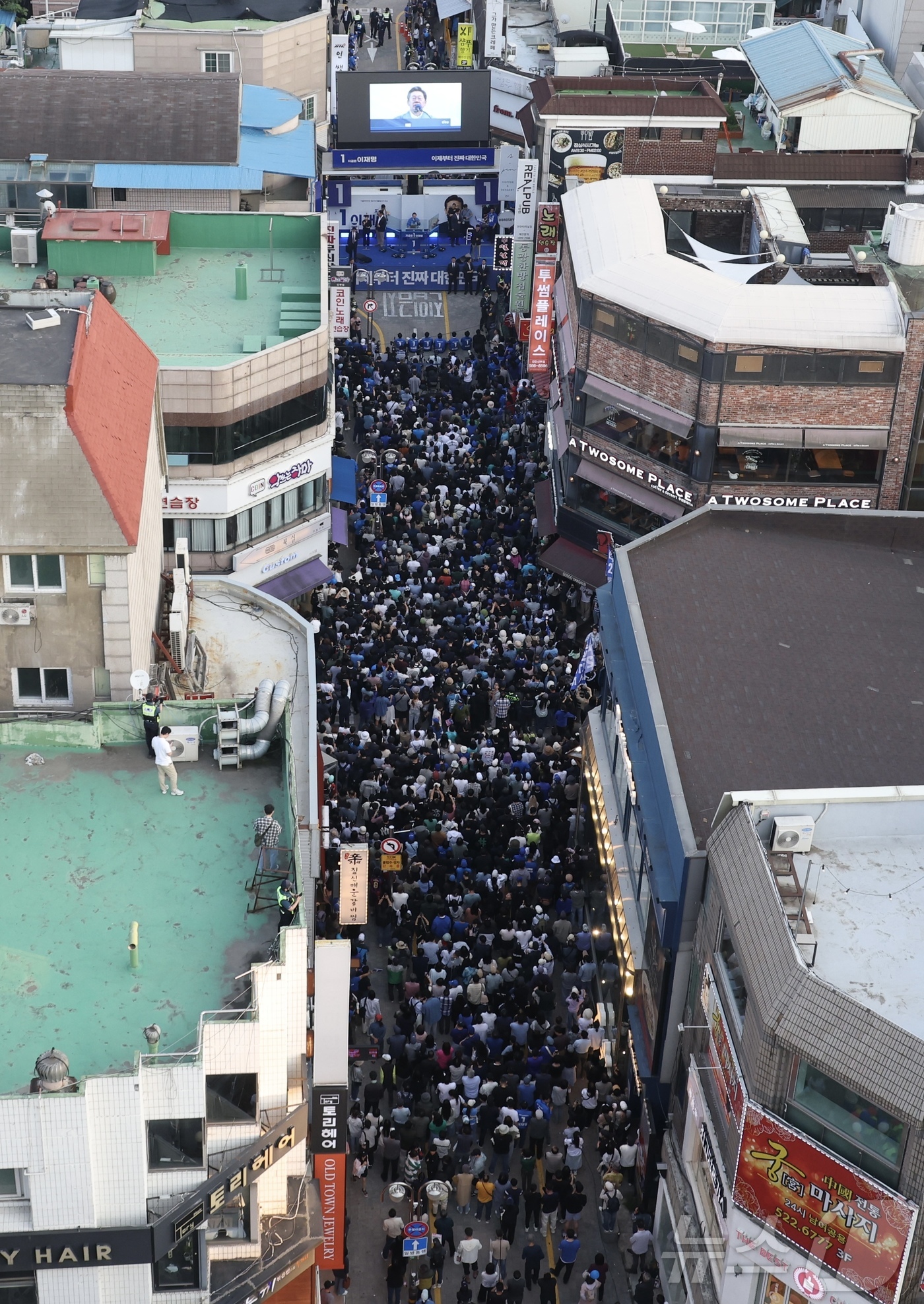 (천안=뉴스1) 안은나 기자 = 이재명 더불어민주당 대통령 후보가 캐스팅보트인 충청권 공략에 나선 25일 오후 충남 천안시 신부문화거리를 찾아 지지를 호소하고 있다. (공동취재) …