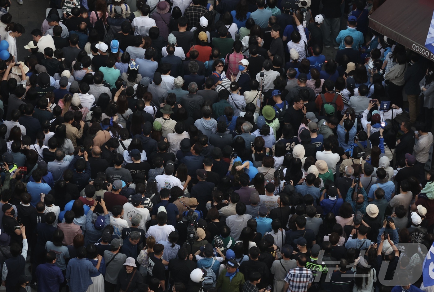 (천안=뉴스1) 안은나 기자 = 이재명 더불어민주당 대통령 후보가 캐스팅보트인 충청권 공략에 나선 25일 오후 충남 천안시 신부문화거리를 찾아 지지를 호소하는 가운데 지지자들이 지 …