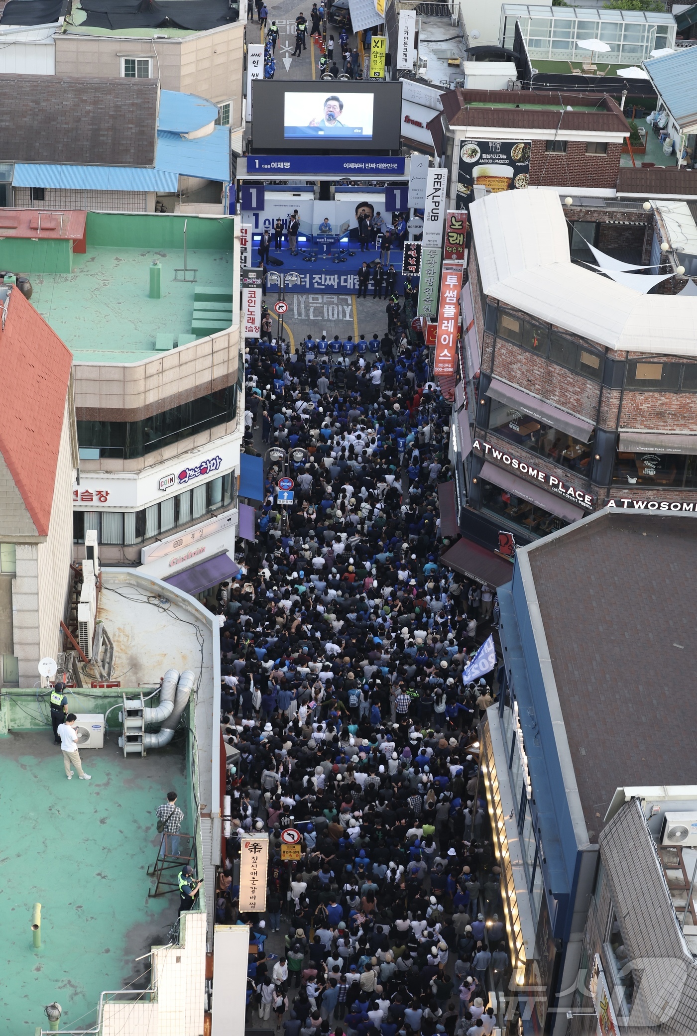 (천안=뉴스1) 안은나 기자 = 이재명 더불어민주당 대통령 후보가 캐스팅보트인 충청권 공략에 나선 25일 오후 충남 천안시 신부문화거리를 찾아 지지를 호소하고 있다. (공동취재) …