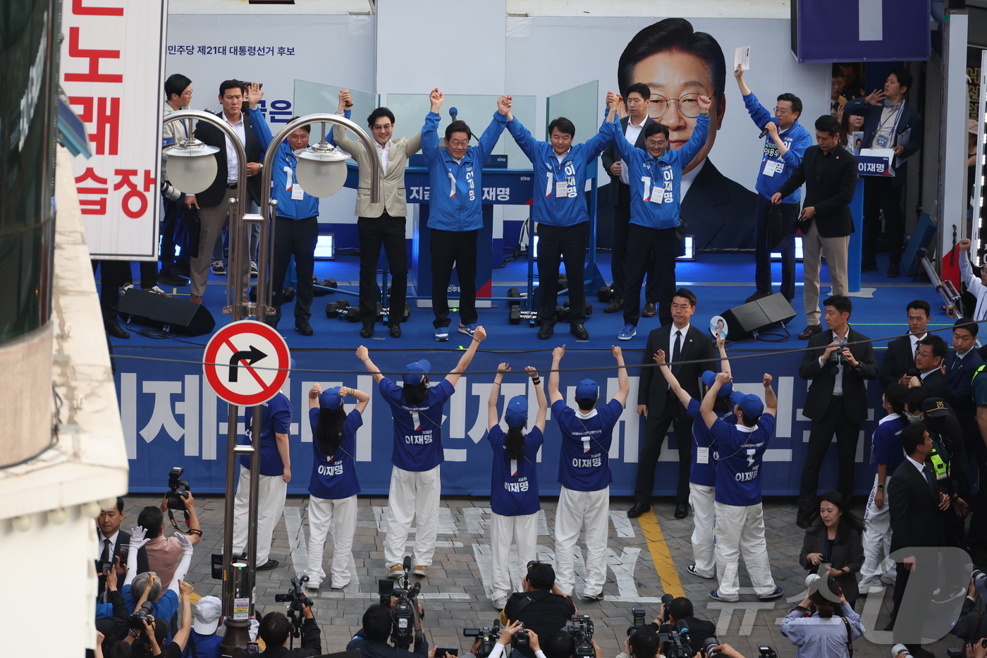 (천안=뉴스1) 안은나 기자 = 이재명 더불어민주당 대통령 후보가 캐스팅보트인 충청권 공략에 나선 25일 오후 충남 천안시 신부문화거리를 찾아 지지를 호소하고 있다. (공동취재) …